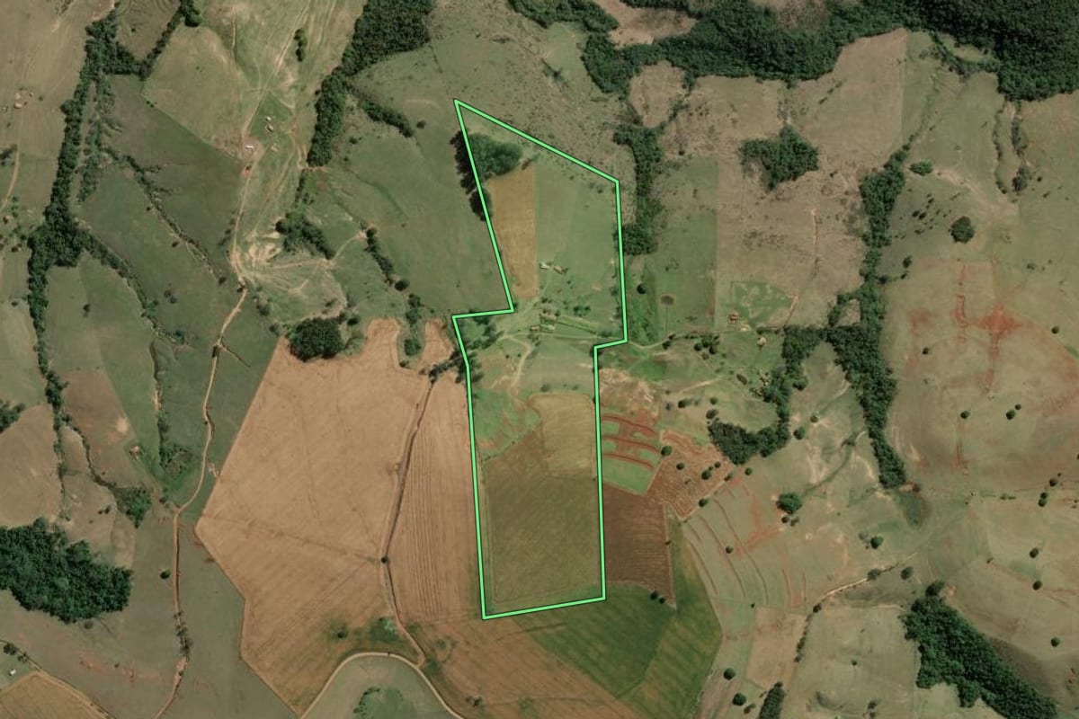 Imagem de satélite do imóvel rural em Siqueira Campos (PR), com o contorno declarado no CAR desenhado por cima.