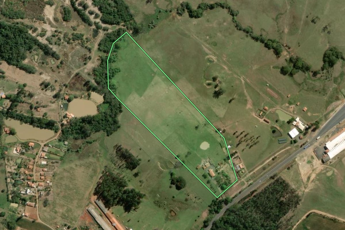 Imagem de satélite do imóvel rural em Siqueira Campos (PR), com o contorno declarado no CAR desenhado por cima.