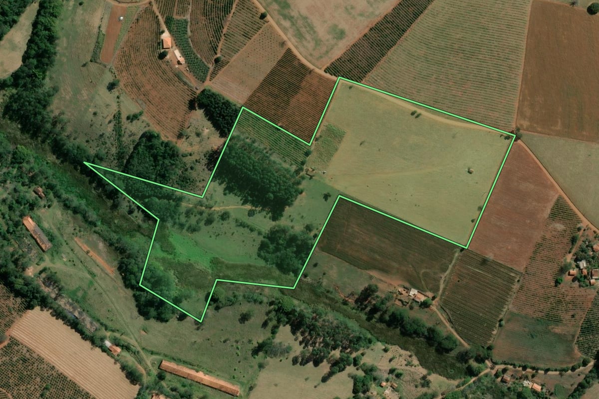 Imagem de satélite do imóvel rural em Siqueira Campos (PR), com o contorno declarado no CAR desenhado por cima.