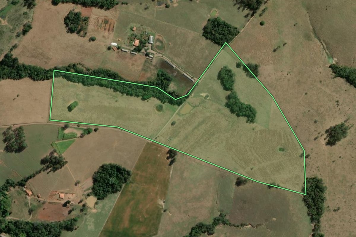 Imagem de satélite do imóvel rural em Siqueira Campos (PR), com o contorno declarado no CAR desenhado por cima.