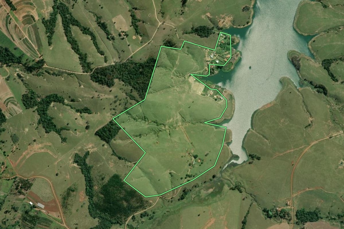 Imagem de satélite do imóvel rural em Siqueira Campos (PR), com o contorno declarado no CAR desenhado por cima.
