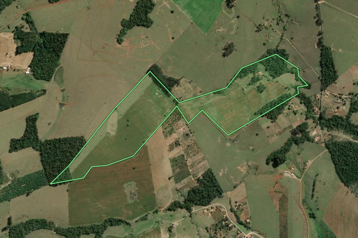 Imagem de satélite do imóvel rural em Siqueira Campos (PR), com o contorno declarado no CAR desenhado por cima.
