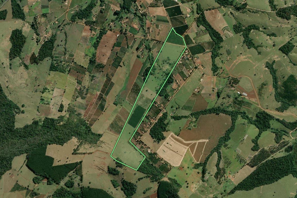 Imagem de satélite do imóvel rural em Siqueira Campos (PR), com o contorno declarado no CAR desenhado por cima.