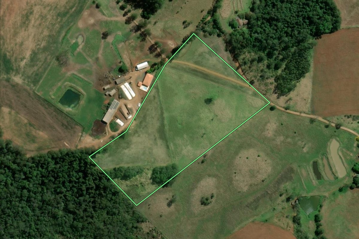 Imagem de satélite do imóvel rural em Siqueira Campos (PR), com o contorno declarado no CAR desenhado por cima.