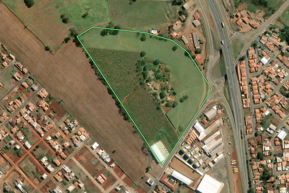 Imagem de satélite do imóvel rural em Siqueira Campos (PR), com o contorno declarado no CAR desenhado por cima.