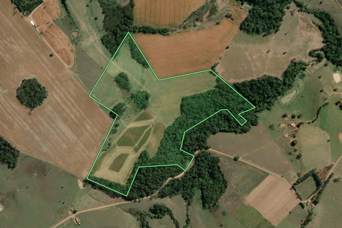 Imagem de satélite do imóvel rural em Siqueira Campos (PR), com o contorno declarado no CAR desenhado por cima.