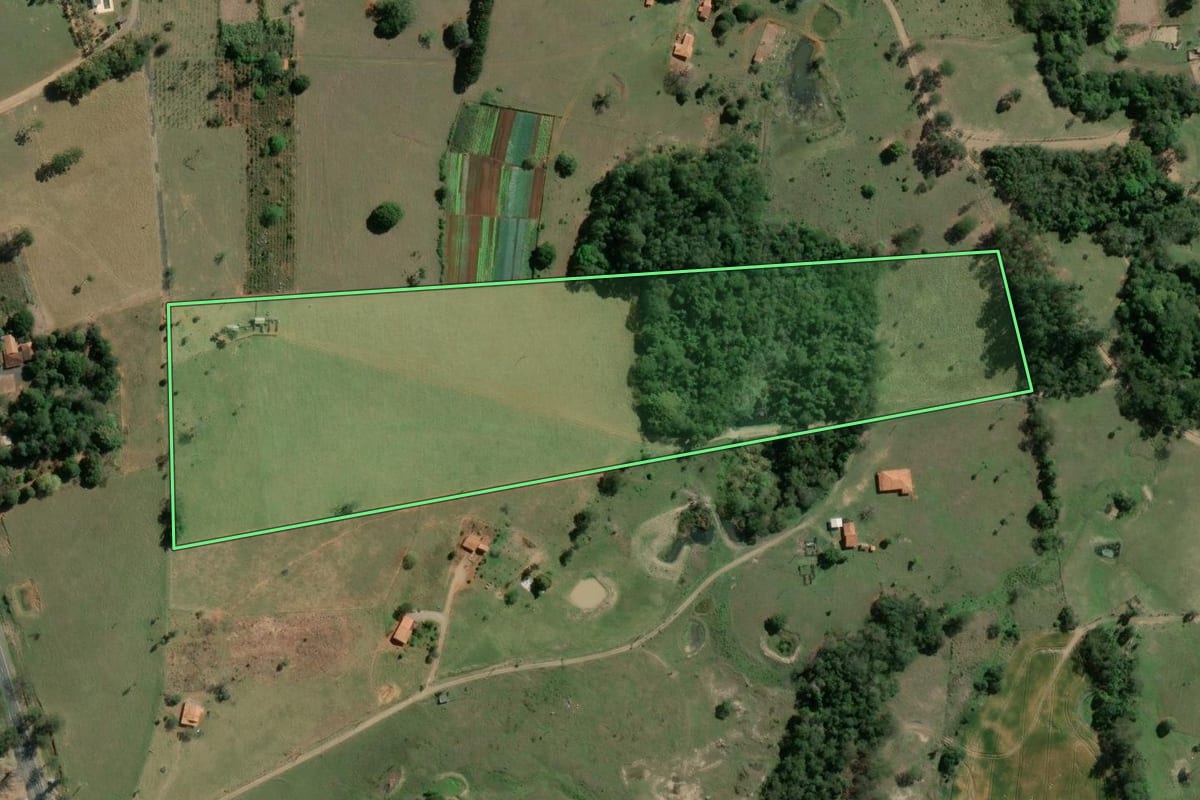 Imagem de satélite do imóvel rural em Siqueira Campos (PR), com o contorno declarado no CAR desenhado por cima.