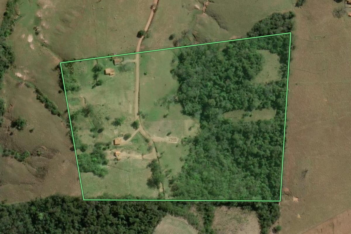 Imagem de satélite do imóvel rural em Siqueira Campos (PR), com o contorno declarado no CAR desenhado por cima.