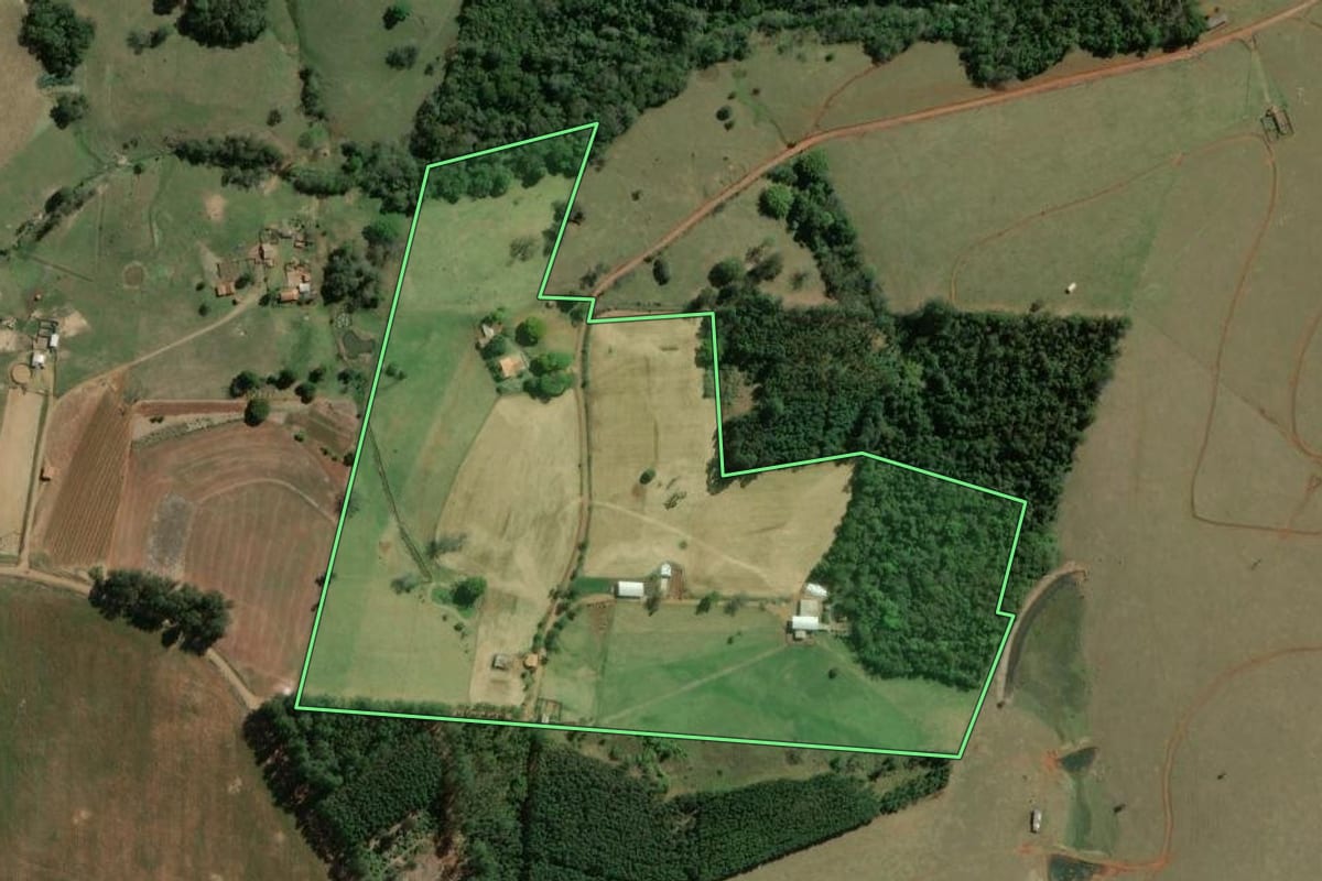 Imagem de satélite do imóvel rural em Siqueira Campos (PR), com o contorno declarado no CAR desenhado por cima.