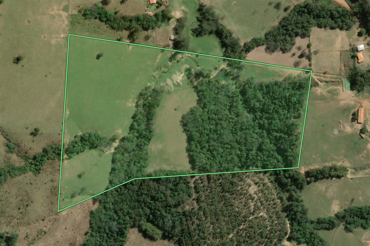 Imagem de satélite do imóvel rural em Siqueira Campos (PR), com o contorno declarado no CAR desenhado por cima.