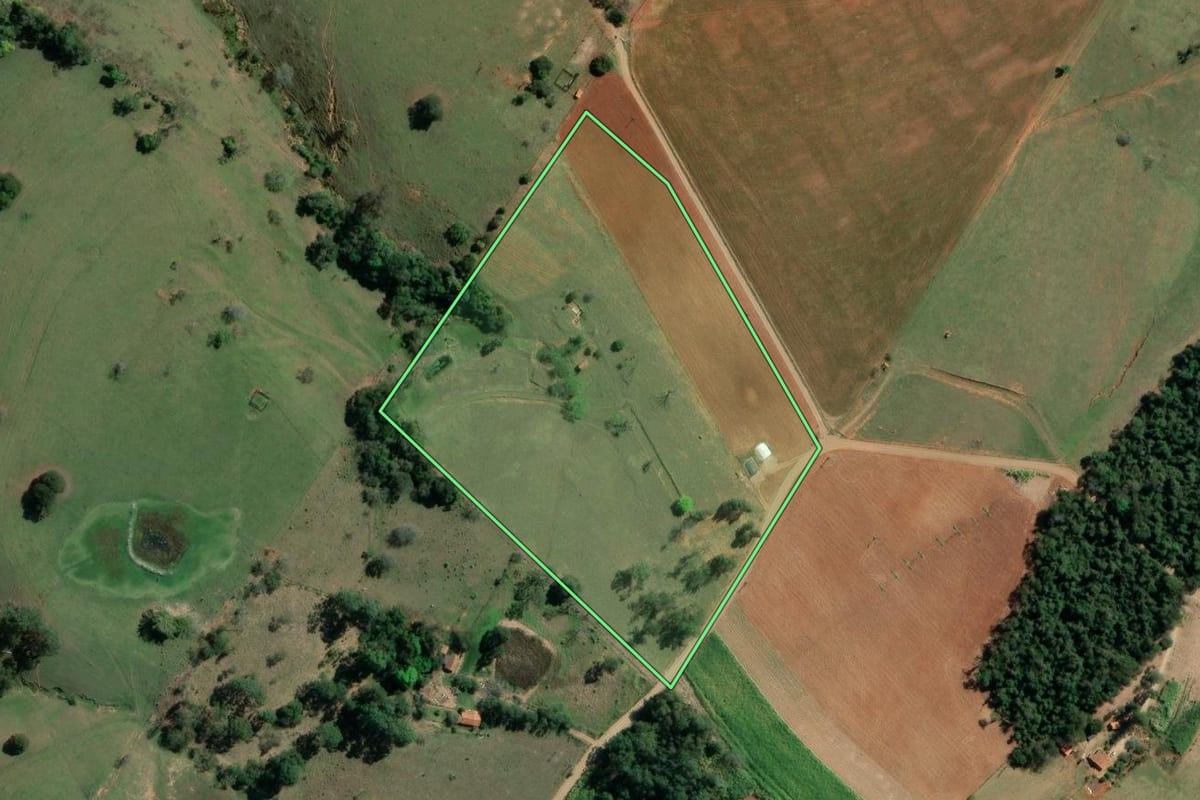 Imagem de satélite do imóvel rural em Siqueira Campos (PR), com o contorno declarado no CAR desenhado por cima.