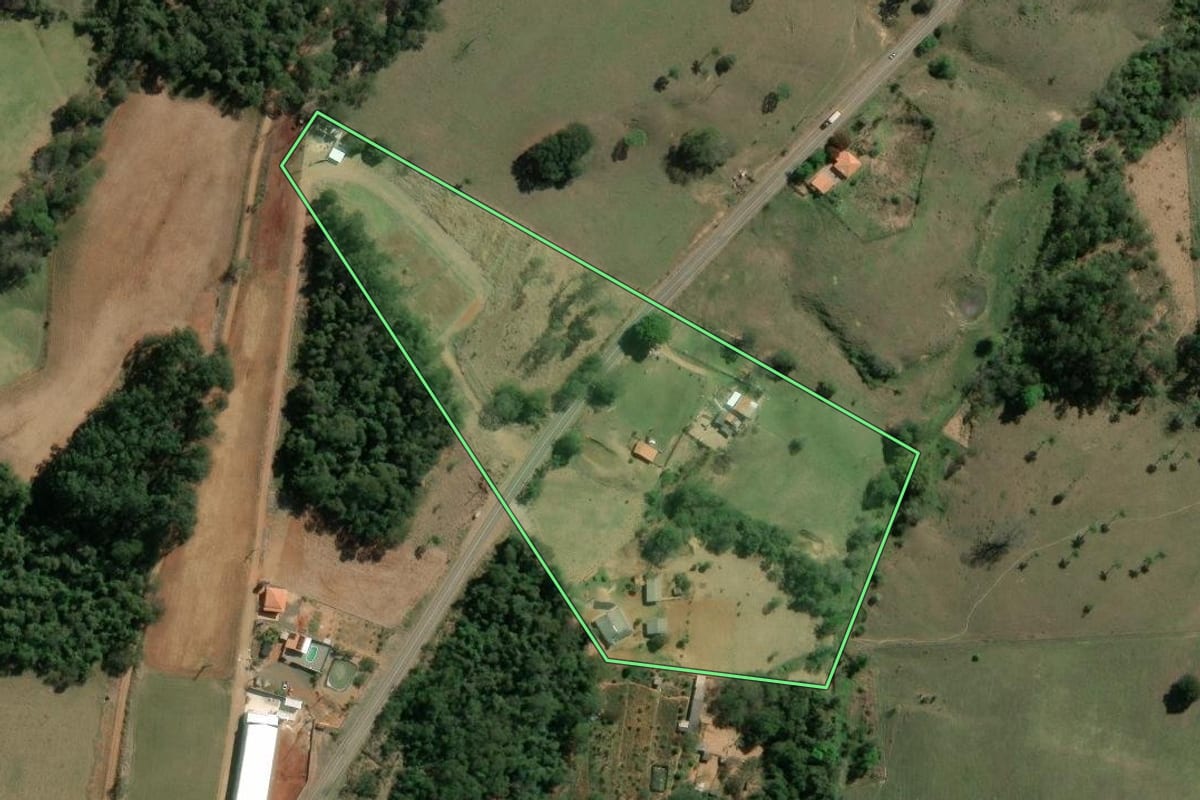 Imagem de satélite do imóvel rural em Siqueira Campos (PR), com o contorno declarado no CAR desenhado por cima.