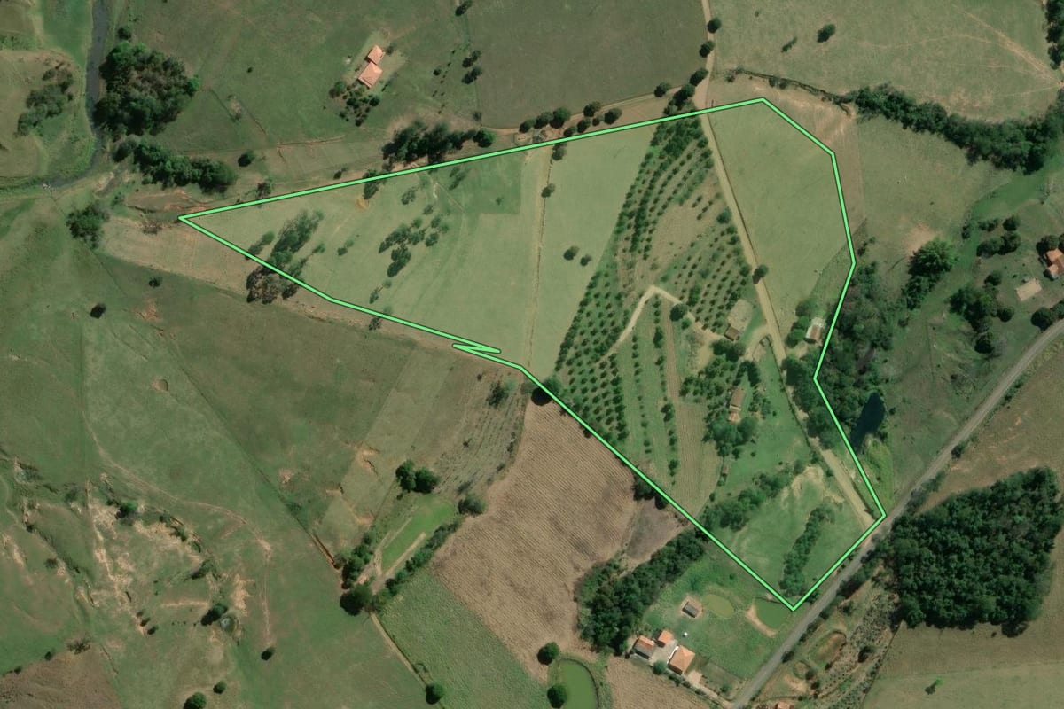 Imagem de satélite do imóvel rural em Siqueira Campos (PR), com o contorno declarado no CAR desenhado por cima.
