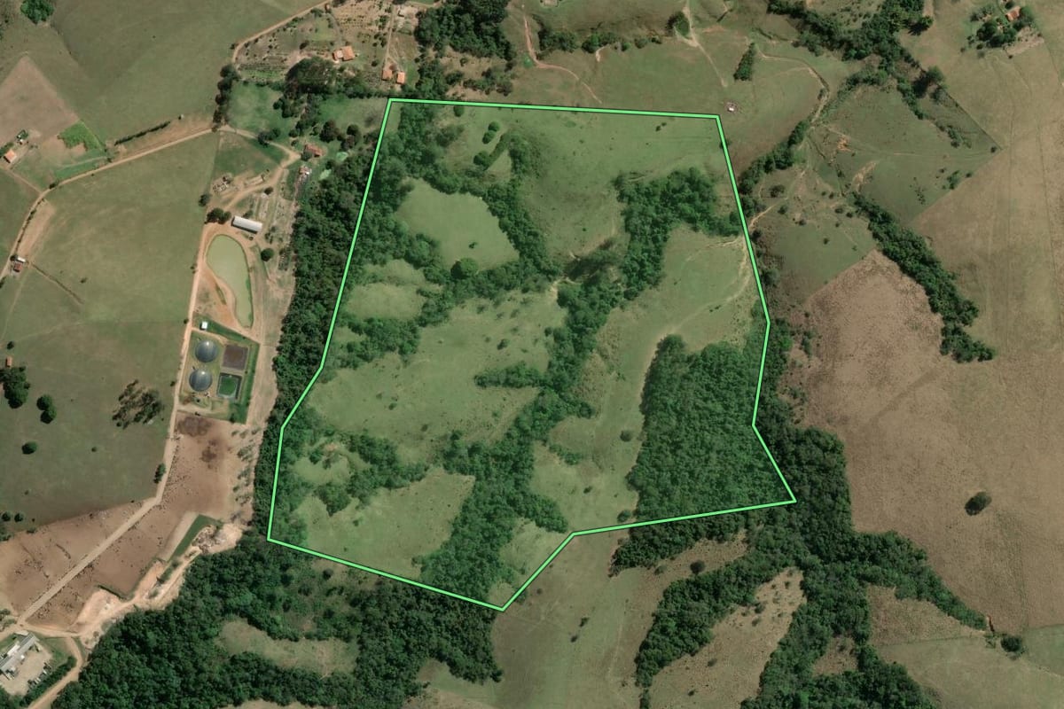 Imagem de satélite do imóvel rural em Siqueira Campos (PR), com o contorno declarado no CAR desenhado por cima.