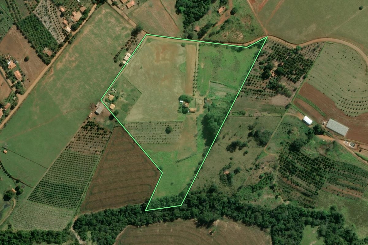 Imagem de satélite do imóvel rural em Siqueira Campos (PR), com o contorno declarado no CAR desenhado por cima.