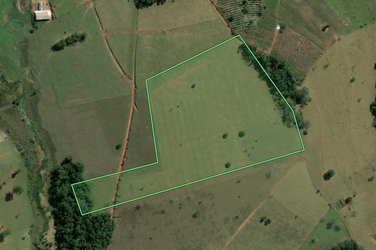 Imagem de satélite do imóvel rural em Siqueira Campos (PR), com o contorno declarado no CAR desenhado por cima.