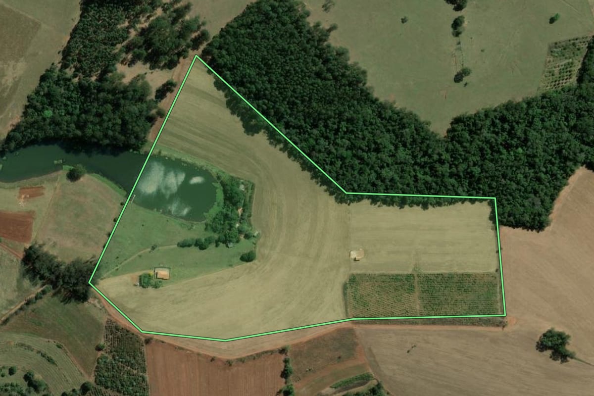 Imagem de satélite do imóvel rural em Siqueira Campos (PR), com o contorno declarado no CAR desenhado por cima.