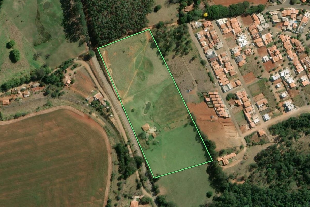 Imagem de satélite do imóvel rural em Siqueira Campos (PR), com o contorno declarado no CAR desenhado por cima.