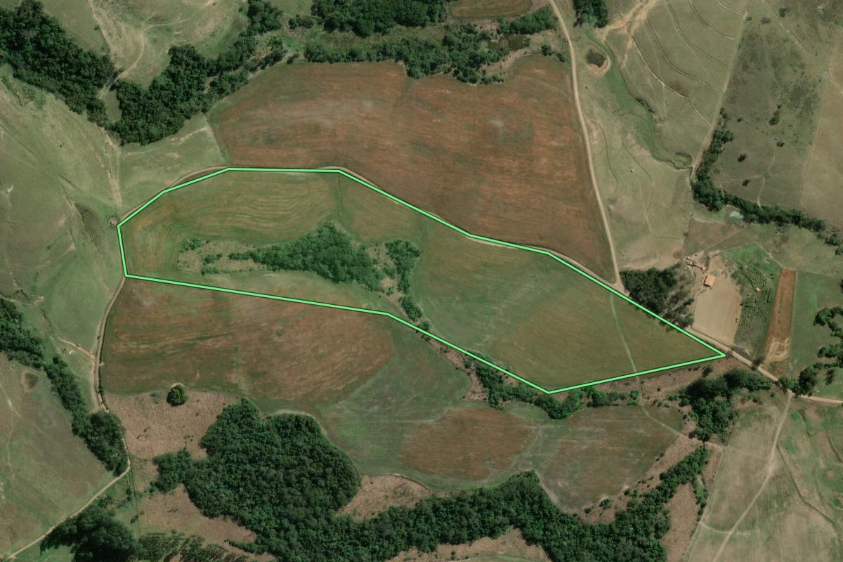 Imagem de satélite do imóvel rural em Siqueira Campos (PR), com o contorno declarado no CAR desenhado por cima.