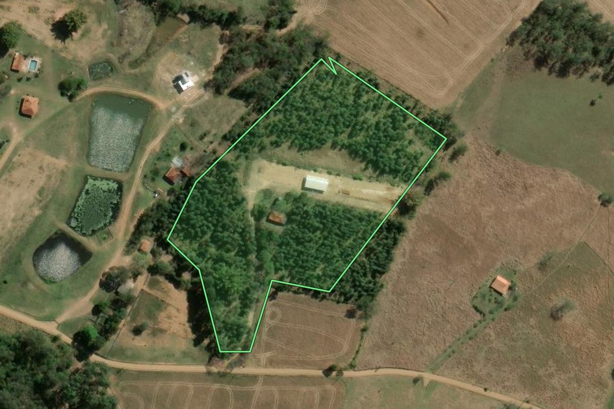 Imagem de satélite do imóvel rural em Siqueira Campos (PR), com o contorno declarado no CAR desenhado por cima.