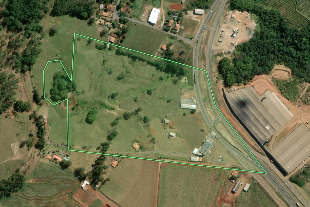 Imagem de satélite do imóvel rural em Siqueira Campos (PR), com o contorno declarado no CAR desenhado por cima.