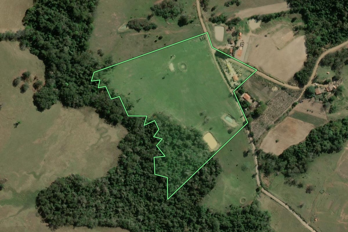 Imagem de satélite do imóvel rural em Siqueira Campos (PR), com o contorno declarado no CAR desenhado por cima.