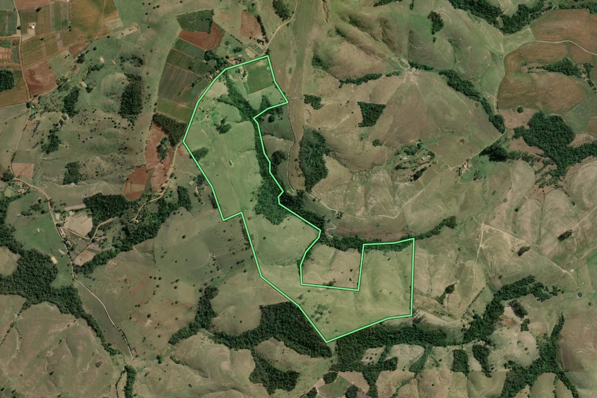 Imagem de satélite do imóvel rural em Siqueira Campos (PR), com o contorno declarado no CAR desenhado por cima.
