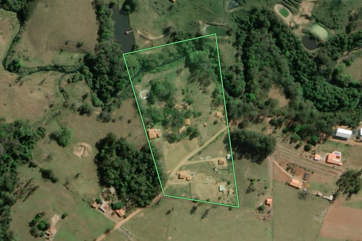 Imagem de satélite do imóvel rural em Siqueira Campos (PR), com o contorno declarado no CAR desenhado por cima.