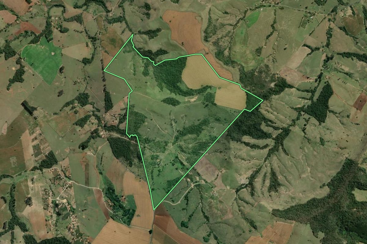 Imagem de satélite do imóvel rural em Siqueira Campos (PR), com o contorno declarado no CAR desenhado por cima.