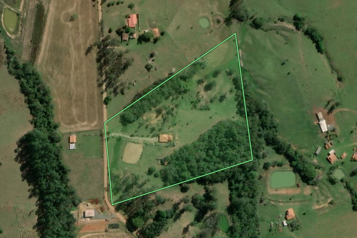 Imagem de satélite do imóvel rural em Siqueira Campos (PR), com o contorno declarado no CAR desenhado por cima.