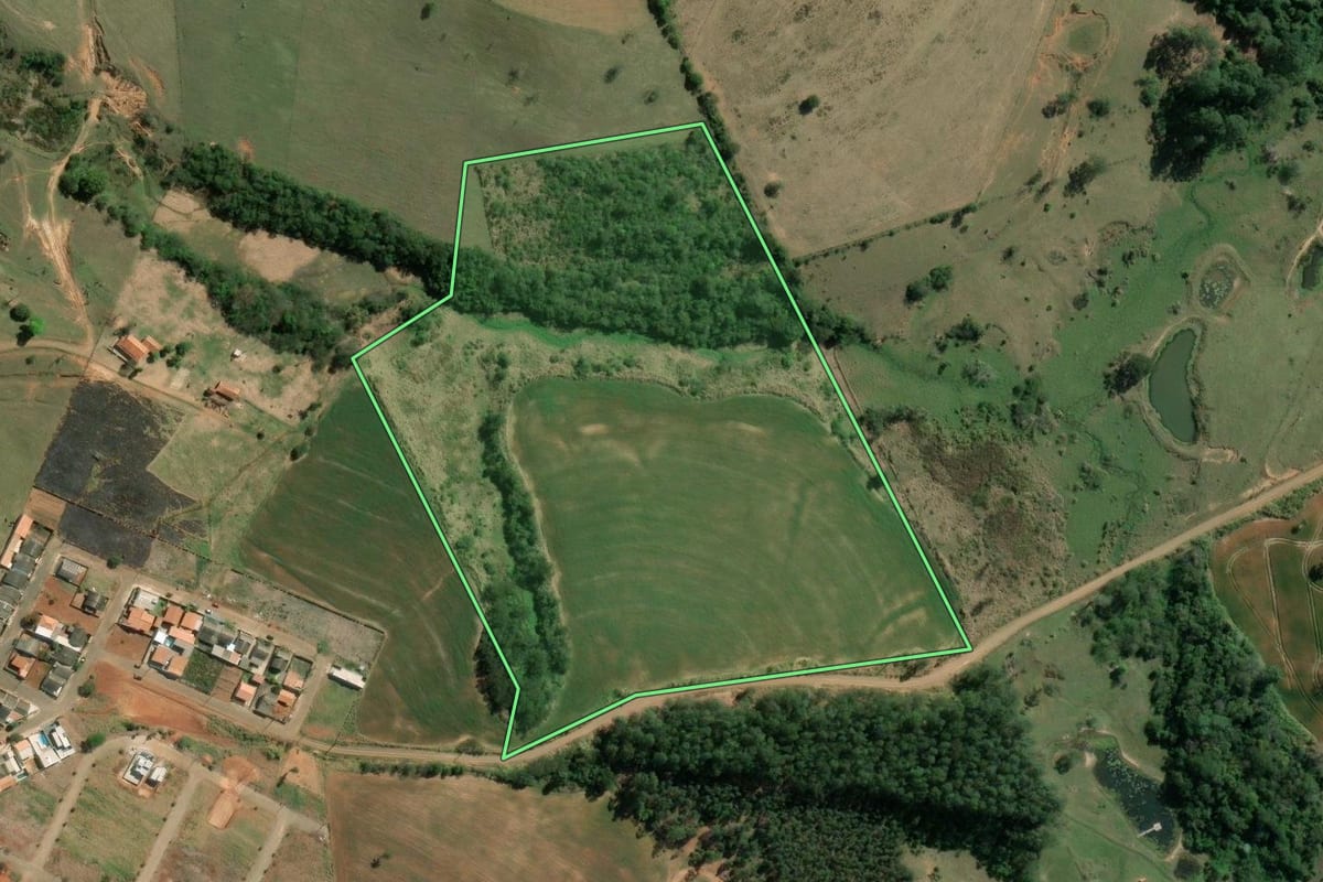 Imagem de satélite do imóvel rural em Siqueira Campos (PR), com o contorno declarado no CAR desenhado por cima.