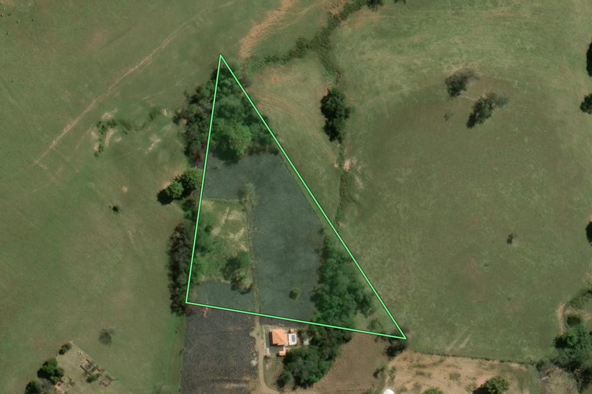 Imagem de satélite do imóvel rural em Siqueira Campos (PR), com o contorno declarado no CAR desenhado por cima.