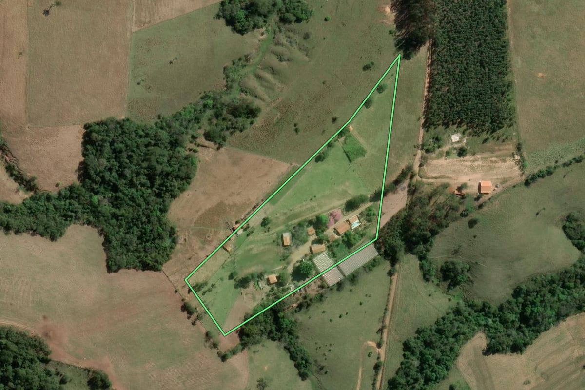 Imagem de satélite do imóvel rural em Siqueira Campos (PR), com o contorno declarado no CAR desenhado por cima.
