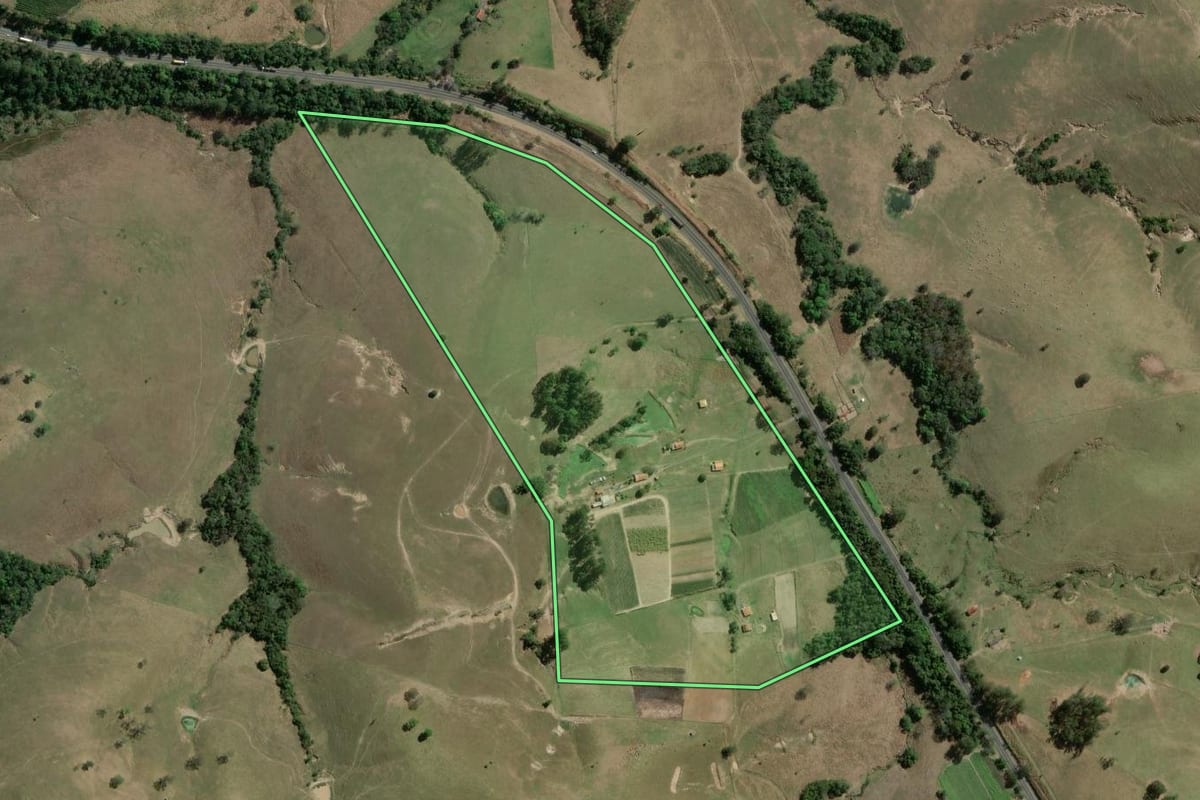 Imagem de satélite do imóvel rural em Siqueira Campos (PR), com o contorno declarado no CAR desenhado por cima.