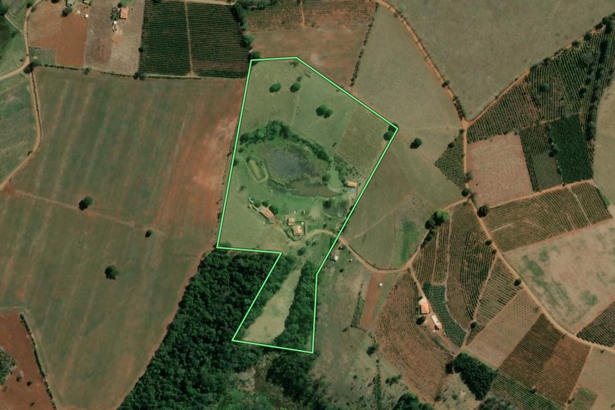 Imagem de satélite do imóvel rural em Siqueira Campos (PR), com o contorno declarado no CAR desenhado por cima.