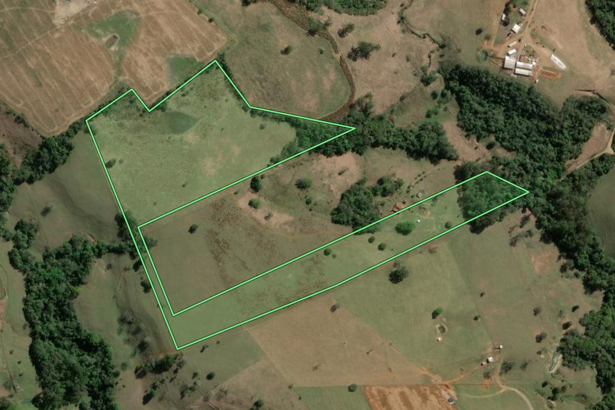 Imagem de satélite do imóvel rural em Siqueira Campos (PR), com o contorno declarado no CAR desenhado por cima.