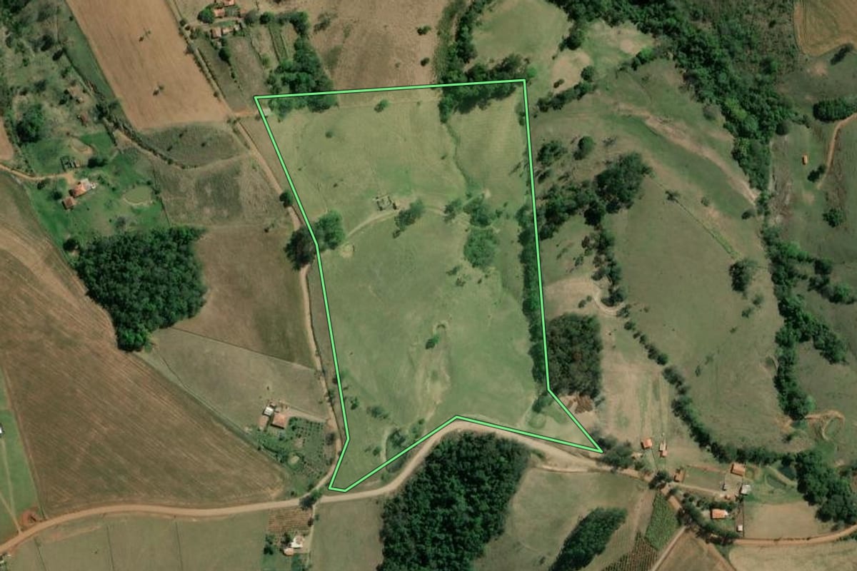 Imagem de satélite do imóvel rural em Siqueira Campos (PR), com o contorno declarado no CAR desenhado por cima.
