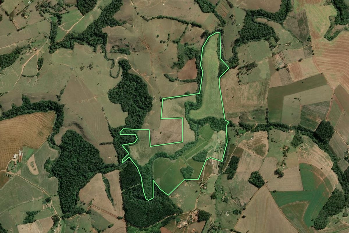 Imagem de satélite do imóvel rural em Siqueira Campos (PR), com o contorno declarado no CAR desenhado por cima.