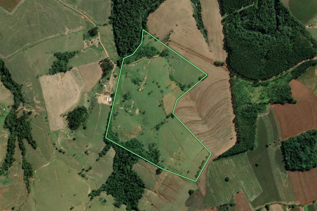Imagem de satélite do imóvel rural em Siqueira Campos (PR), com o contorno declarado no CAR desenhado por cima.