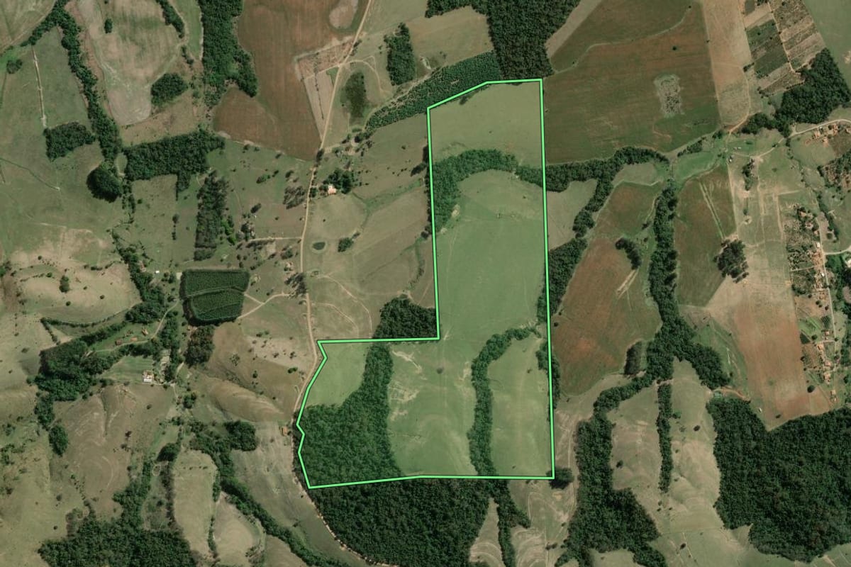 Imagem de satélite do imóvel rural em Siqueira Campos (PR), com o contorno declarado no CAR desenhado por cima.