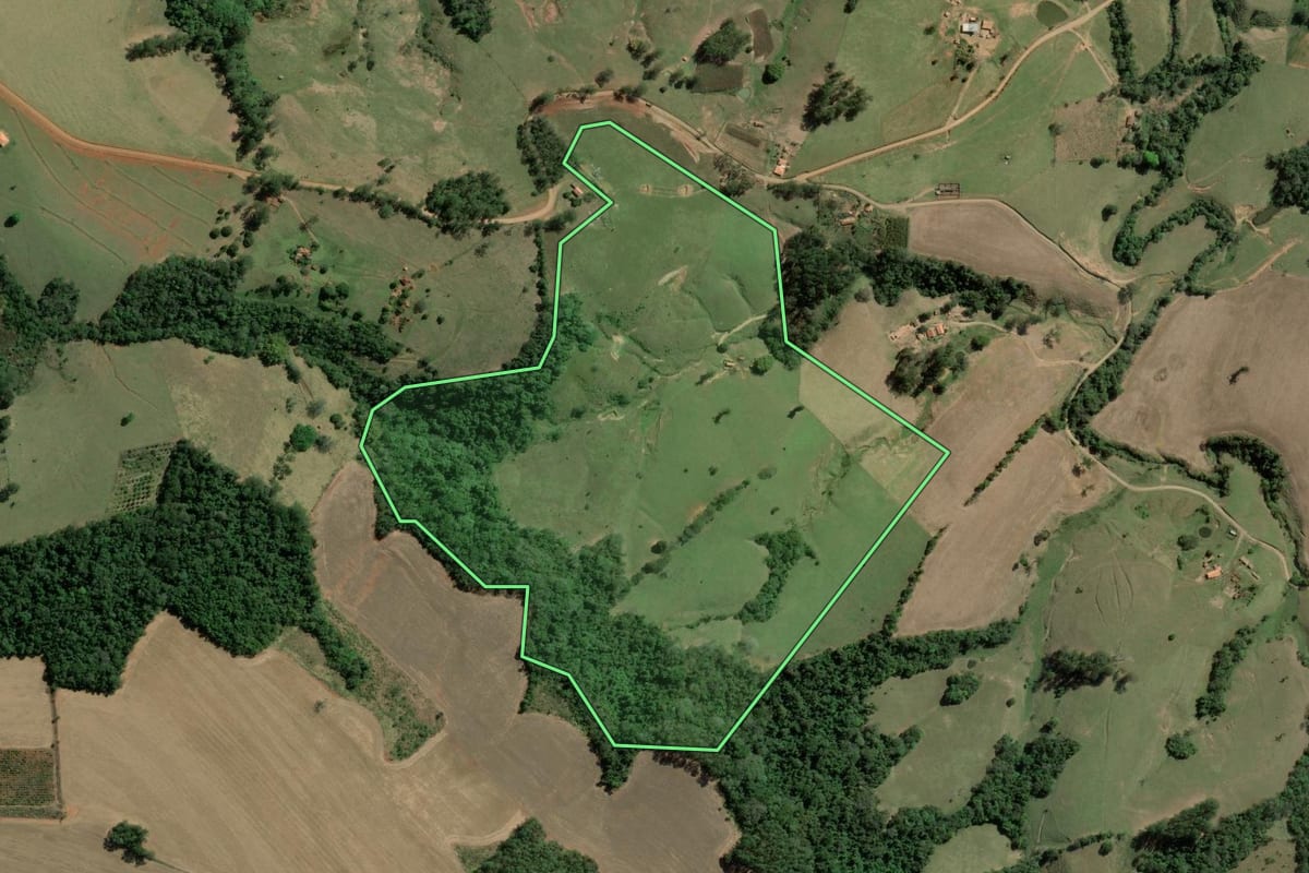 Imagem de satélite do imóvel rural em Siqueira Campos (PR), com o contorno declarado no CAR desenhado por cima.