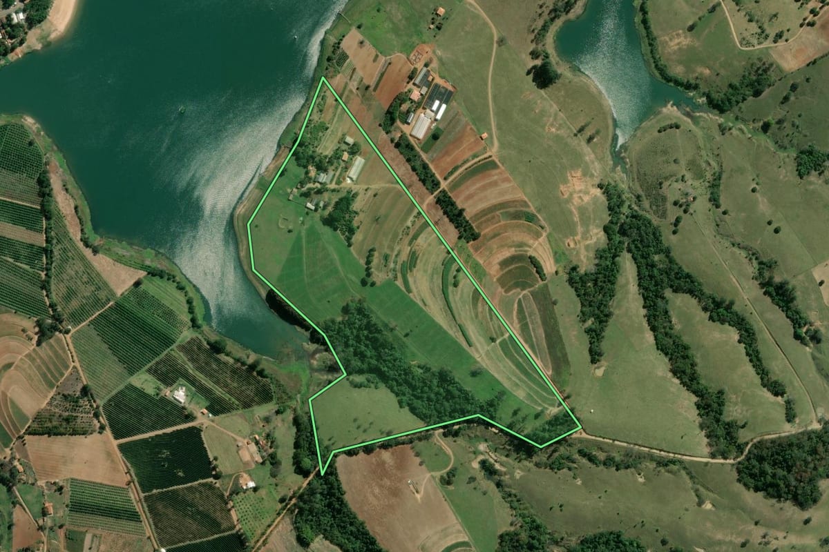 Imagem de satélite do imóvel rural em Siqueira Campos (PR), com o contorno declarado no CAR desenhado por cima.