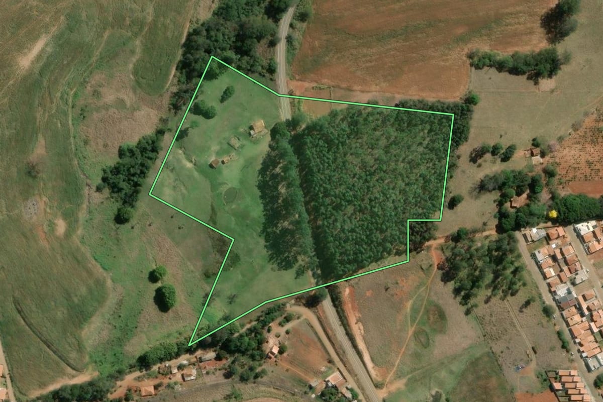 Imagem de satélite do imóvel rural em Siqueira Campos (PR), com o contorno declarado no CAR desenhado por cima.