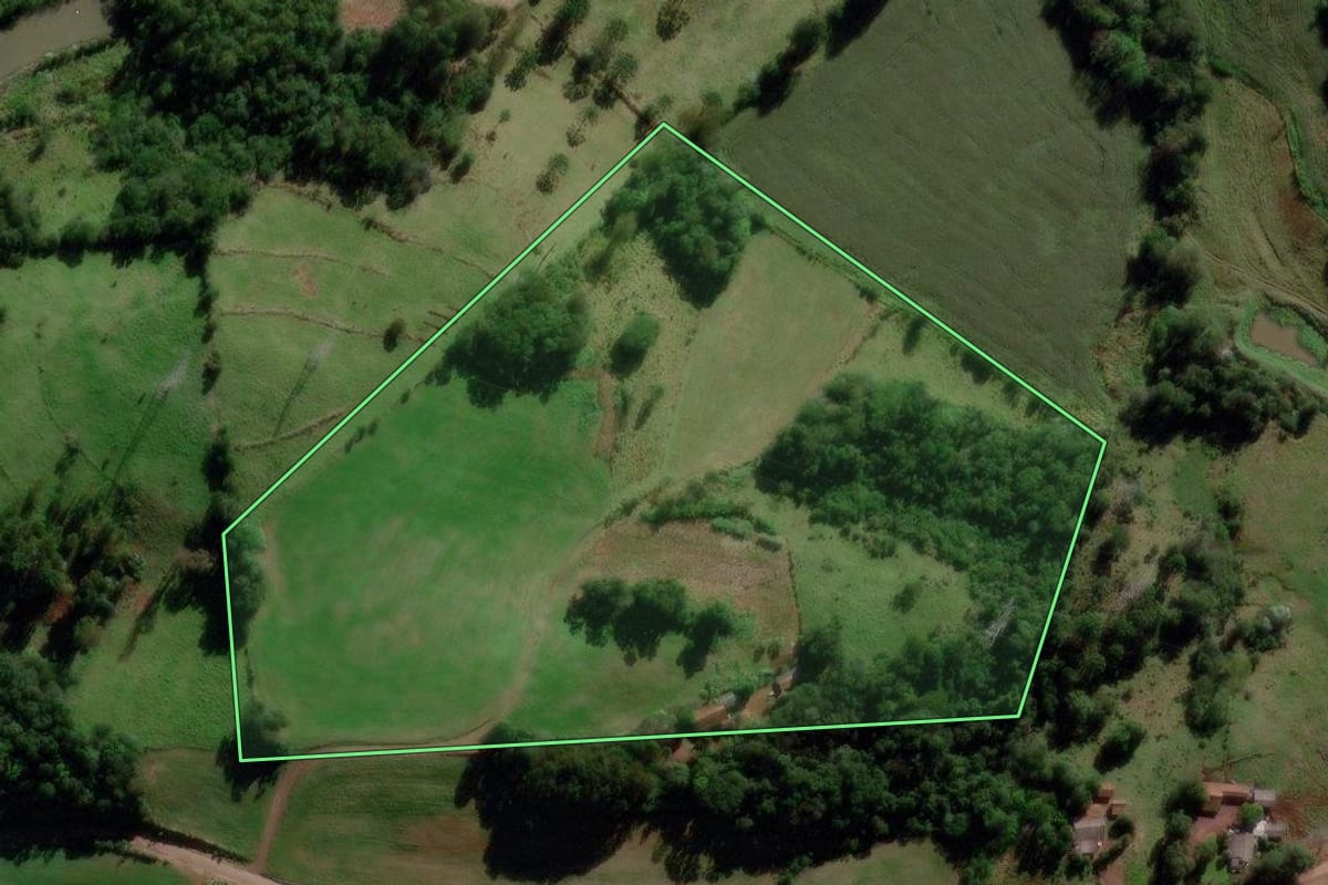 Imagem de satélite do imóvel rural em Sulina (PR), com o contorno declarado no CAR desenhado por cima.