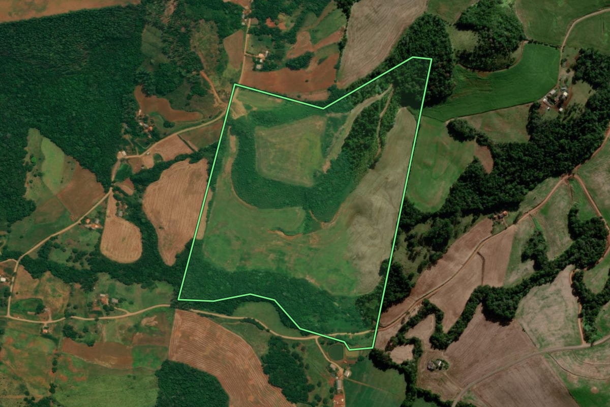 Imagem de satélite do imóvel rural em Sulina (PR), com o contorno declarado no CAR desenhado por cima.