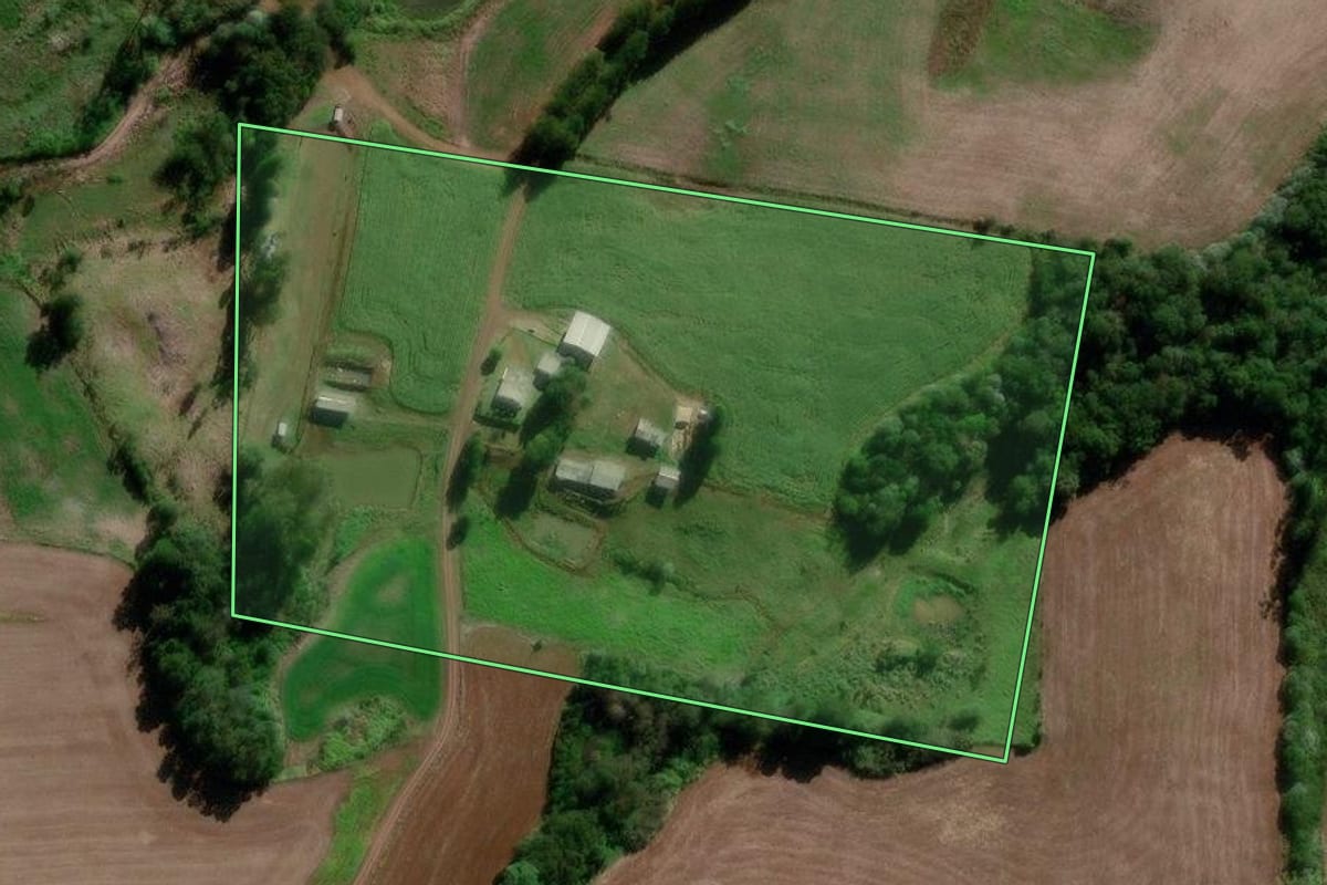 Imagem de satélite do imóvel rural em Sulina (PR), com o contorno declarado no CAR desenhado por cima.