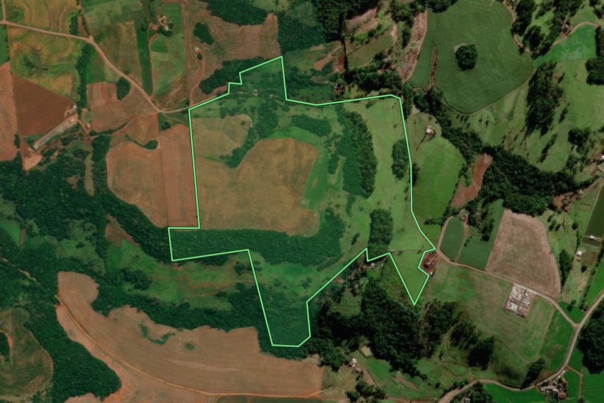 Imagem de satélite do imóvel rural em Sulina (PR), com o contorno declarado no CAR desenhado por cima.