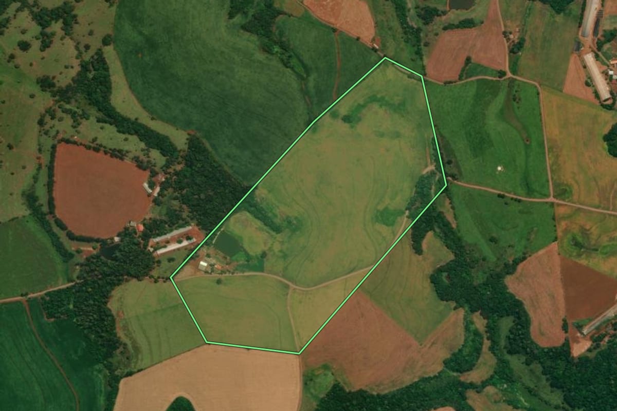 Imagem de satélite do imóvel rural em Sulina (PR), com o contorno declarado no CAR desenhado por cima.