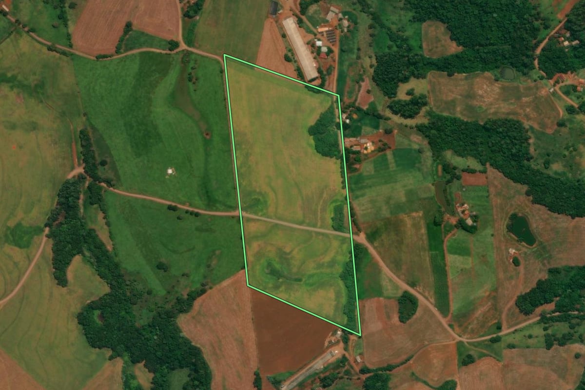 Imagem de satélite do imóvel rural em Sulina (PR), com o contorno declarado no CAR desenhado por cima.