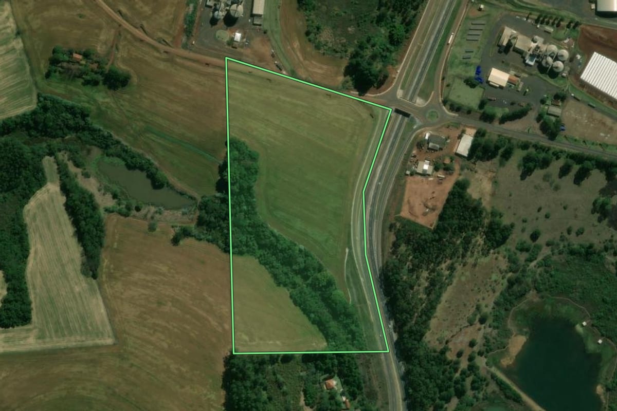 Imagem de satélite do imóvel rural em Tamarana (PR), com o contorno declarado no CAR desenhado por cima.